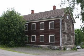 Soinin vieressä on Hannukselan vanha liikerakennus. Tämä tyhjillään oleva talo on huonokuntoinen ja on kokenut monia muutoksia.