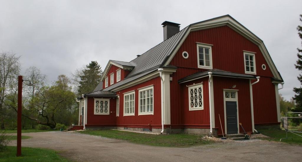12. JAAKKOLA Jaakkolan tilan asuinrakennus on tehty kahden vanhan pienemmän talon paikalle. Talousrakennukset muodostavat erillisen kapean pihan. Asuinrakennus on tehty 1940-luvulla.