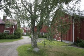 Kyrölä 15. FINNILÄ Tapoilan kylässä sijaitsee hienosti säilynyt pihapiiri, Finnilän tila. Päärakennus on säilyttänyt perinteisen pohjalaistalon mallin lukuunottamatta miespihan puoleisia kuisteja.