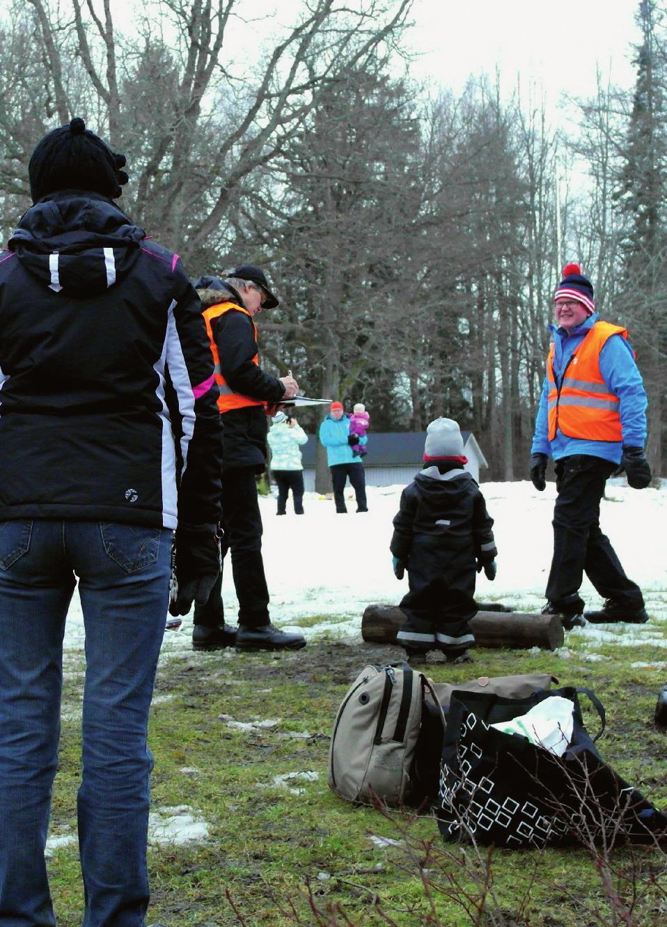 Lunta ei kartanon pihapiirissä paljon ollut. Se ei meitä kuitenkaan haitannut. Pihalla kilpailtiin lasten olympialaisten merkeissä. Myös saappaanheiton mestaruudesta kisailtiin.