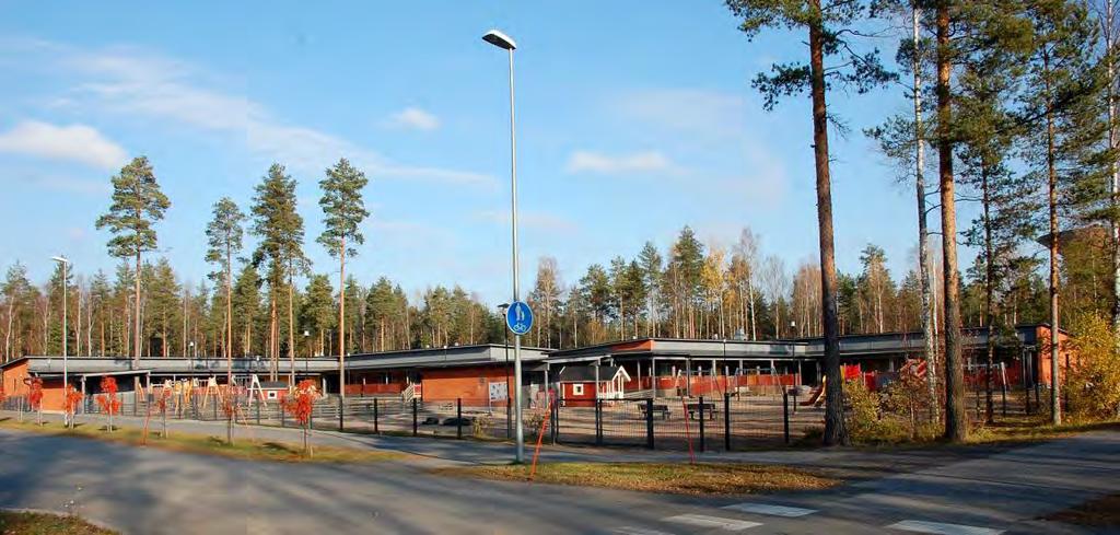 Kaava-alueen itäpuolella sijaitsee vesitorni ja länsipuolella koulukeskus ja kirjasto.
