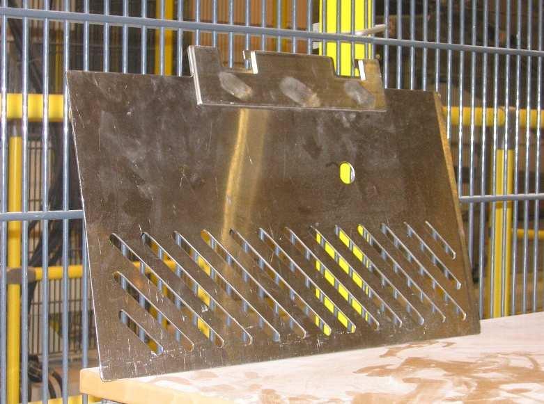 OPINNÄYTETYÖ 44 (81) mainitun muovisten tärytinlevyjen käyristymisongelman lisäksi muoviset täryttimet ovat huomattavan paljon paksumpia (8 mm) kuin metallitäryttimet (2 mm). Kuvio 34.