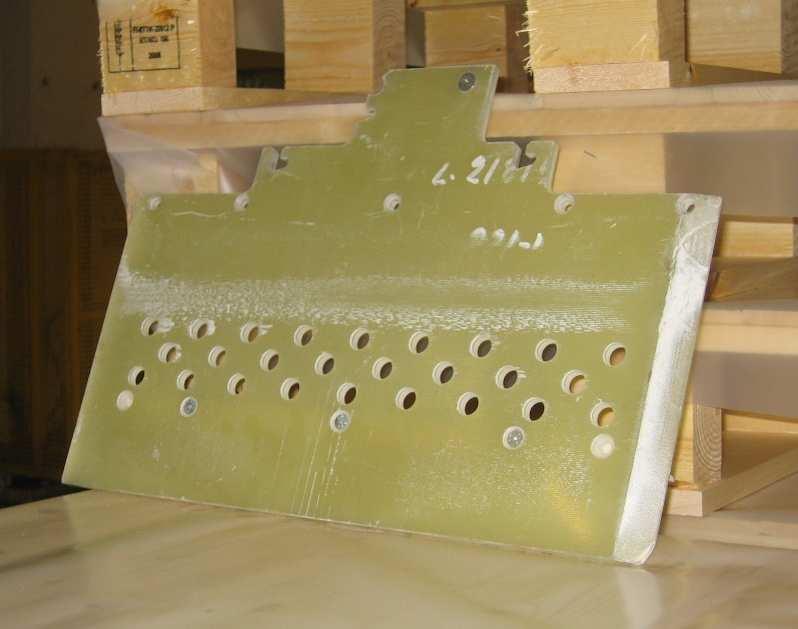 AL5:llä muoviset, paksut tärytinlevyt ovat käytössä laidoilla, kun taas pallettien väleissä käytetään ohuita metallisia täryttimiä. Pallettien välinen rako latojilla on noin viisi millimetriä.