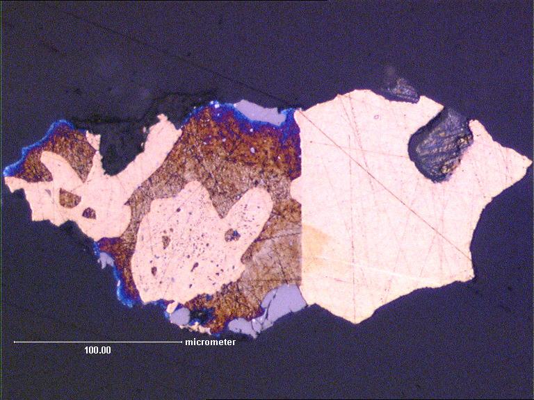 Satulinmäen malmimineralogia 7 mineralisaatiovaihetta. Scheeliittirakeita on SEM-kuvien ja EDS-analyysien perusteella runsaasti. Lisäksi on muutama lyijyhohderae sekä vismuttirae.