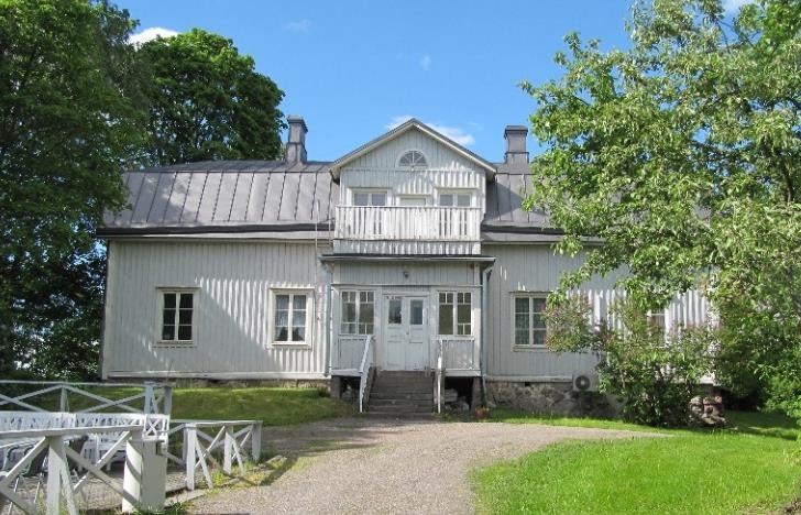 Maanantai 5.6. Kesäpäivä Keravan kartanolla (Kivisillantie 12), jossa voi nauttia viihtyisästä kartanon pihapiiristä lammas-asukkeineen ja herkutella kesäkahvilan antimilla.