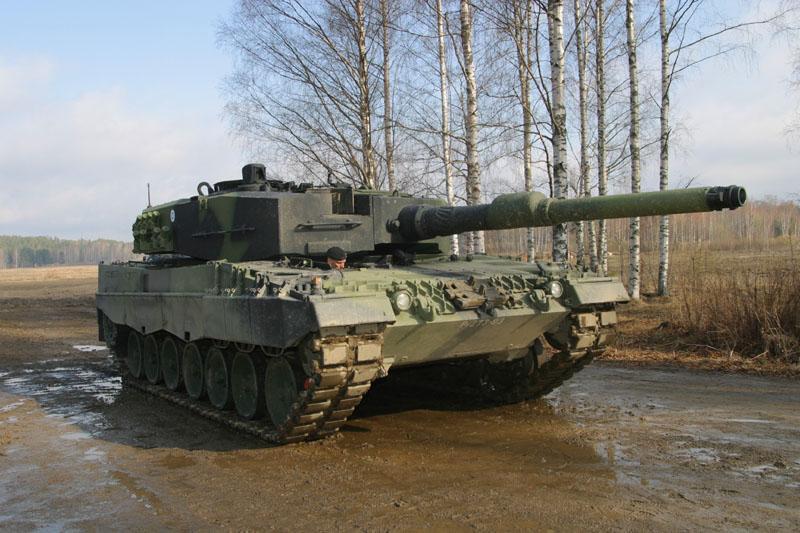 ) Tällä hetkellä Leopard 2 A4 panssarivaunussa (Kuva 9) käytetään kumilappuja estämään tiestöön