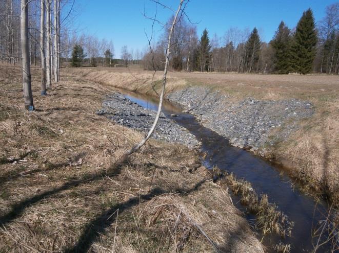 Pohjapadon rakennustyö aloitettiin puhdistamalla uoman pohja lietteestä ja pehmeästä maa-aineksesta painumisen vähentämiseksi.