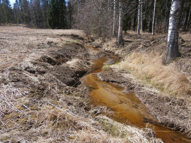 Ylempi pohjakynnys tehtiin kokonaan kivimurskeesta. Ojan pohja puhdistettiin ennen kivimurskeen levittämistä.