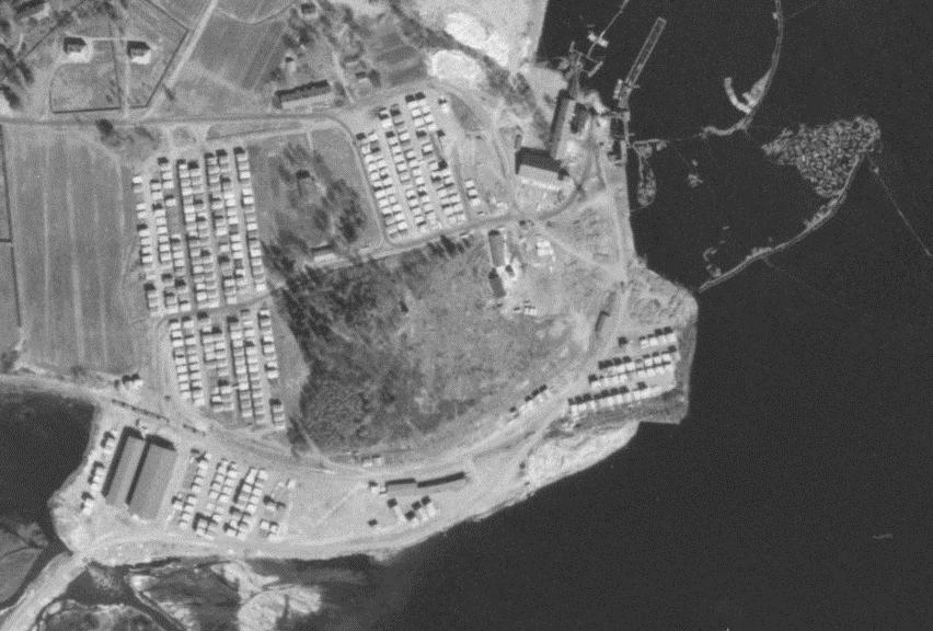 Kuva 3. Puuvarastoalueet vuoden 1966 ilmakuvassa.