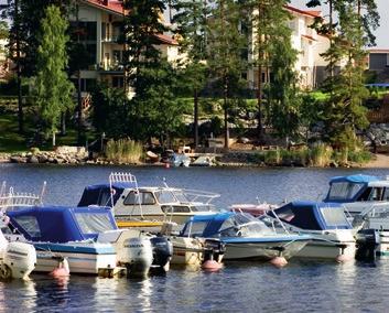 majoituksen kahden hengen huoneessa, aamiaisen, asiakassaunan ma-la sekä teatterilipun.