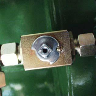 Pos: 119.33.17 /BA/Erstinbetriebnahme/Ladewagen/Fahrhöhe einstellen/tridemaggregat mit hydraulischem Aussgleich/Absperrhähne 1 bis 3 gegen Verdrehen sichern @ 114\mod_1338790968387_71.