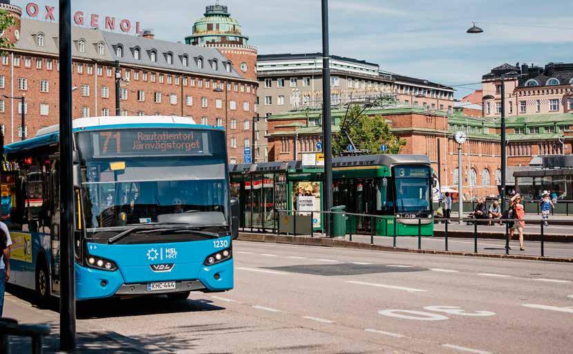 Raitiovaunupysäkit ovat aivan rakennuksen vieressä.