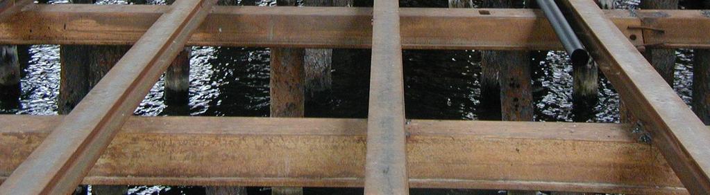 Teräspalkkien päälle asennetaan puukansi noin 200 mm paksuista pelkoista.