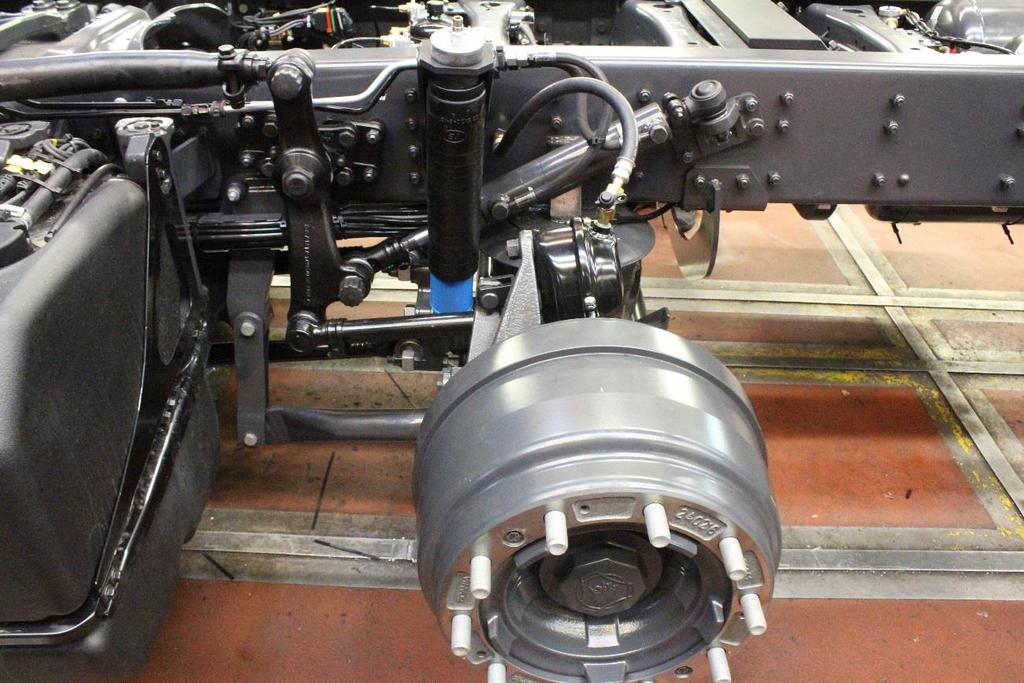 36 Apuohjaussylinteri saa hydrauliikkansa asennetulta TAS 87 -tehostinohjaukselta, missä on sille omat liitäntänsä.