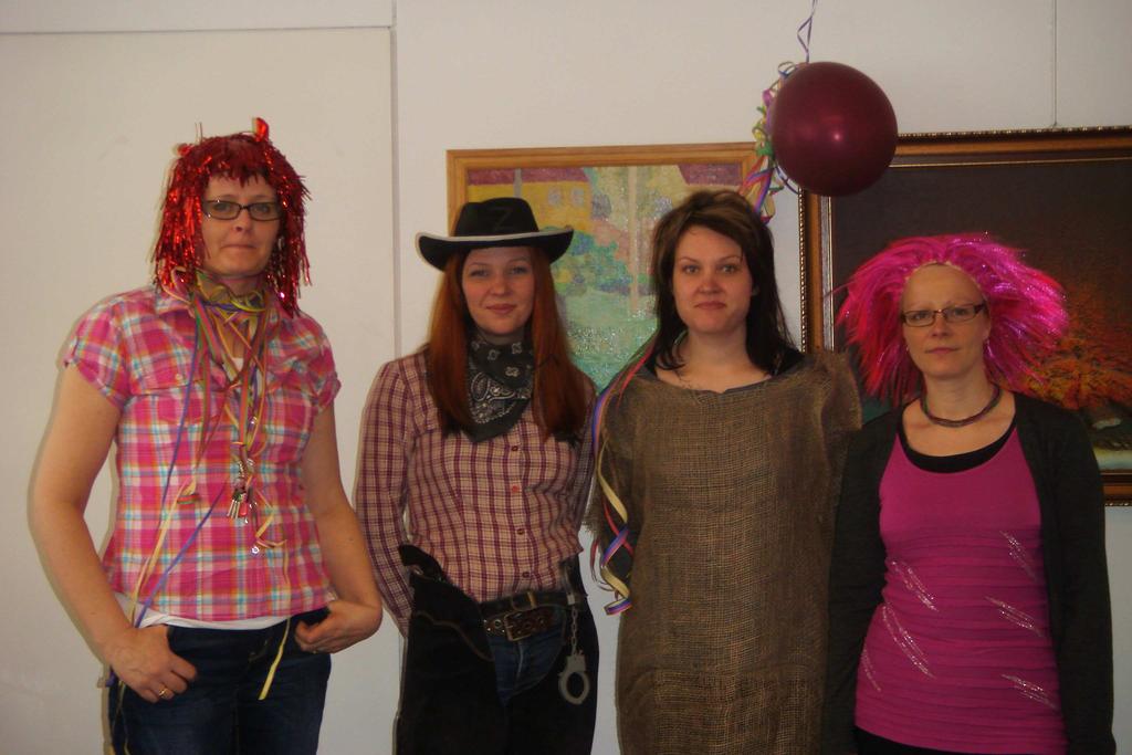 Vappuhulinaa. Kuvassa yhdistyksen työntekijät Sirkka, Katja, Sanna ja Niina. 6.