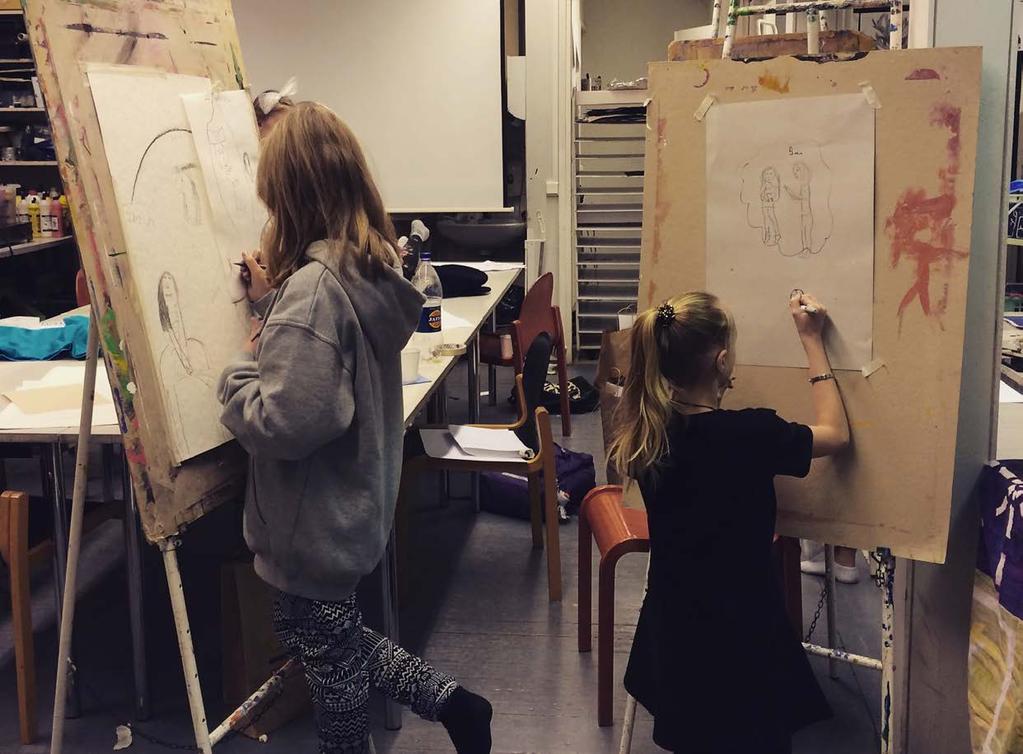 Peruskurssi 1C harjoitteli ihmisen piirtämistä isoon kokoon.