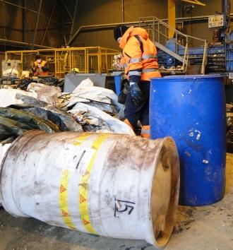 7 3 TUTKIMUSMENETELMÄT 3.1 Tutkimuksen suoritustapa Tutkimus suoritettiin PHJ:n tiloissa energiajätteen paalaushallissa 1.11.2010-28.12.2010. Lajittelijoiden määrä vaihteli yhden ja neljän välillä.