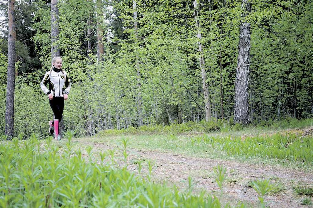 5 Hiihtäjänuorelle löytyy upeita esikuvia Suomesta Kestävyysjuoksijan on katseltava kauemmas Juoksu rullaa keväisessä luonnossa. Myös rullahiihto on Katrille keskeinen harjoittelumuoto.