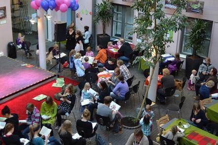 14 8.5., jona aikana festivaali tarjosi monenlaista ohjelmaa kaikille ja kaikenikäisille sanataiteesta kiinnostuneille. Kuva 2. Festivaali. (Kuva: Andreas Hartikainen.