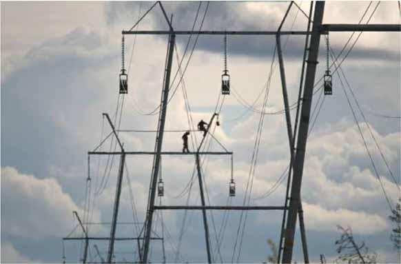 FCG SUUNNITTELU JA TEKNIIKKA OY Korvennevan tuulivoimapuisto 31 (101) Kuva 5.12. 220 kv voimajohdon rakentamista. (Kuva: Ville Suorsa, FCG) 5.5 Huolto ja ylläpito 5.5.1 Tuulivoimalat Tuulivoimaloiden huolto tapahtuu valittavan voimalatyypin huolto-ohjelmien mukaisesti.
