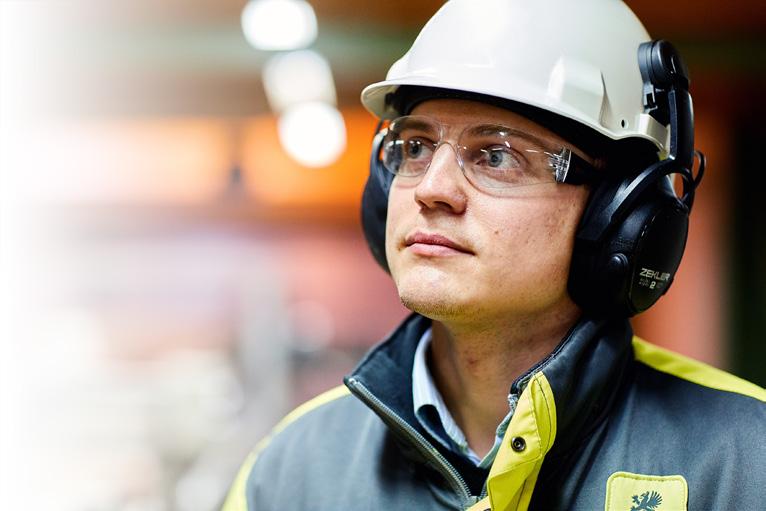 SARI HEIKKILÄ UPM TIMBERIN TILAUS-TOIMITUSKETJU Turvallisuus keskiössä UPM:n sahoilla Sahateollisuus on kuulunut Sari Heikkilän elämään lapsesta asti, sillä hänen lapsuuden kotinsa sijaitsi sahaa