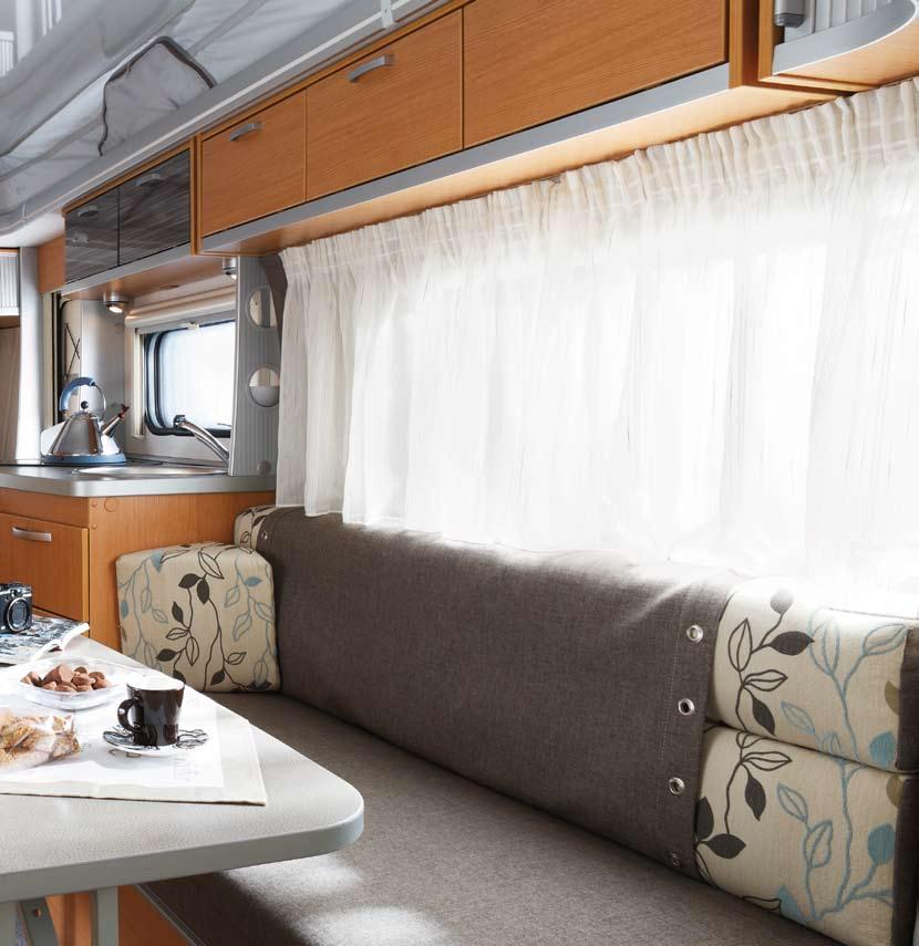 Feeling Hymer-Feeling Kuvassa malli 430 suurella istuinryhmällä, joka leviää ulosvedettävän sälepohjan ansiosta helposti suureksi vuoteeksi (2,00 x 1,98).