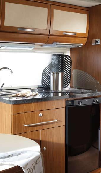 SL/GLL Hymer-Nova SL / GL Tilaa unelmille. Eriba Nova SL 530:n makuuhuone erillisvuoteilla. Päädyssä on tilavat hyllyköt, joiden keskihyllyssä on leveät peilit saaden tilan näyttämään avarammalta.