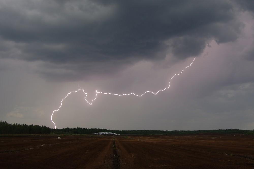 Ilmiöiden taltiointi, välineet, valokuvaus - lightning trigger järjestelmäkameraan