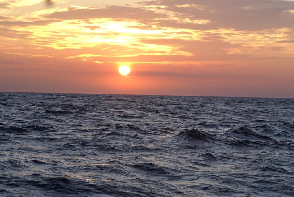 Auringon lasku ja nousu seuraavana aamuna oli mieleenpainuva saarettomalla ulapalla. Noin 30 merimailin etäisyydellä Suomen rannikolta kännyköiden kuuluvuus ts.