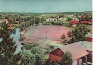 Vimpelin Vedon kotipesä on legendaarinen Saarikenttä, jossa kaikki pesäpallon seuraajat tuntevat tämän jujun: pallo on todella usein lyöty kakkosrajasta järveen, jolloin etenemisrajoituksetta on