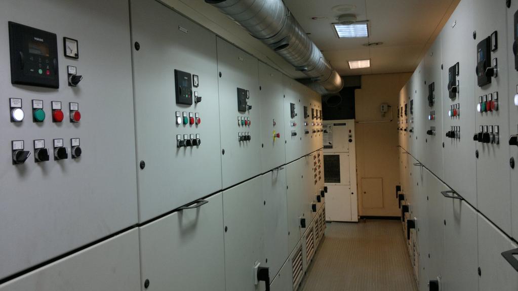 2 2.4.4Hätätaulu ES2 (3x220V) Hätätaulu ES2 (kuvan 9 oikea puolisko) saa syöttönsä akustosta invertterin kautta. Akuston kapasiteetti on mitoitettu niin että virtaa riittää vähintään 30 min.