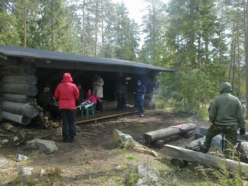 24.4. VaPePa hälytys Pirkkala jatkui Mouhijärven Reserviläiset ry 27.4. Seppeleen lasku ja kunniavartio Sankarihaudalla, sekä Kansallisen veteraanipäivän juhla seurakuntakodissa - tarjoiluista vastasi Carita Malkamäki ja Pirjo Jännetyinen 4.