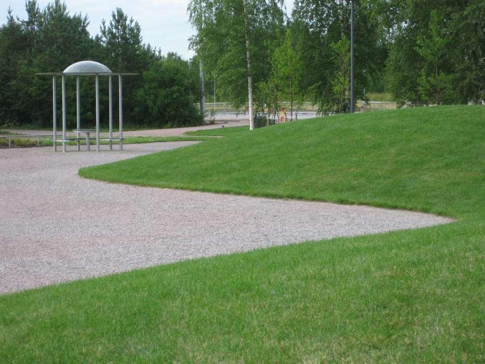 Nurmikko on rajattu kivituhkapinnasta 8 mm vahvuisella