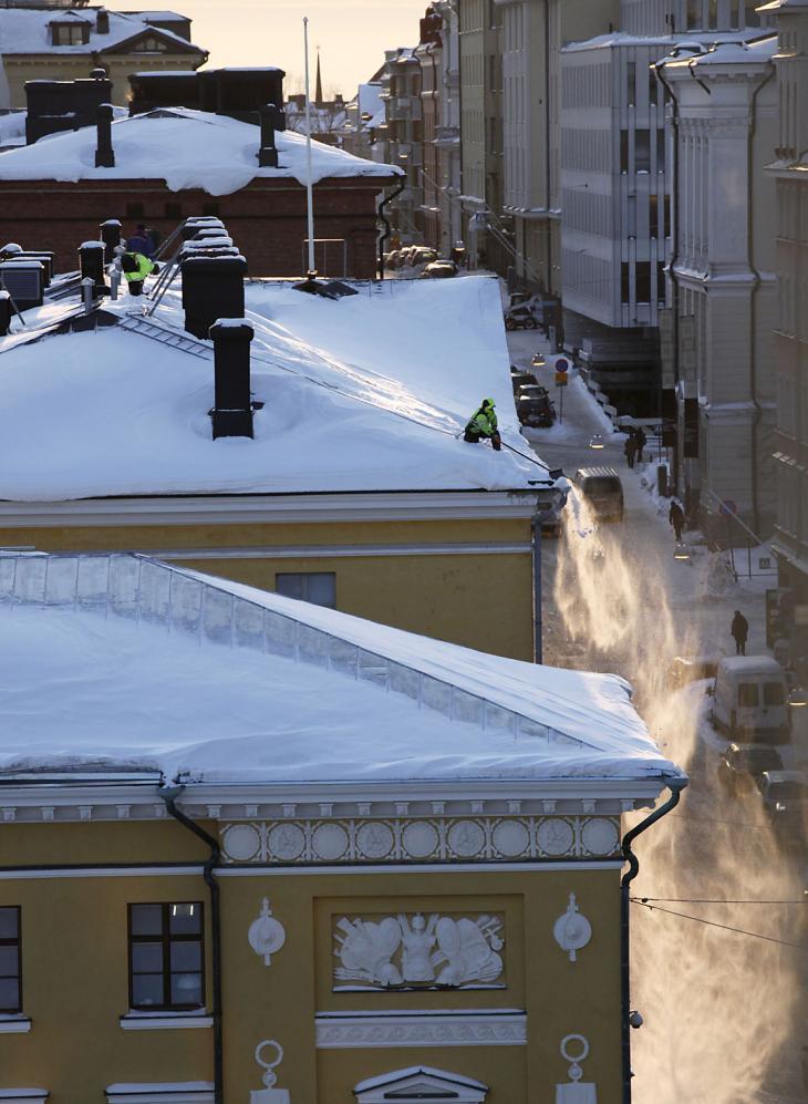 Sivu 1 / 28 SISÄLLYSLUETTELO: Kaupungininsinöörin katsaus vuoteen 2010... 2 Ympäristöjohtaminen... 3 Energiansäästö... 7 Ekologisesti kestävä rakentaminen.