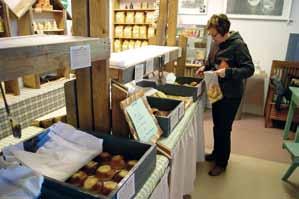 Tietenkin löytyy hyviä ruokakauppoja, huoltoasema sekä ravintola.