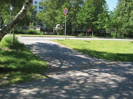 lätäkkö - sen jos saisi jotenkin hoidettua, niin voisi kävellä silloinkin kuivin jaloin. Asukaskyselyssä toivottiin lisää kalusteita ja alueen kunnostamista kiireellisesti.
