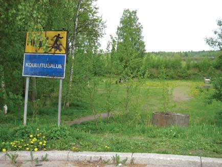 ulkoilupuiston suuntaan johtavan reitin varteen asennetaan muutamia penkkejä. Kipinäpuiston rakennuksen välittömästä läheisyydestä osoitetaan muutama parkkipaikka talon väelle.
