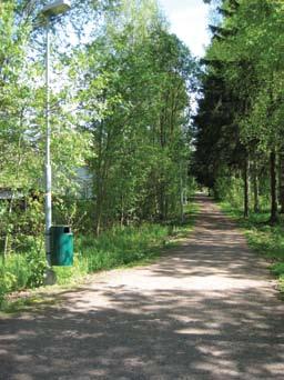 PUISTOT puistoalueeksi. Alueen poikki on todella kulunut ura Kilpolanpolulle. Väestönsuojan ilmastointihormit ovat keskellä aluetta.