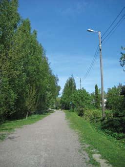 Vesalantie puistokaista - Parkremsan vid Ärvingsvägen (12.) Nykytila Mellunmäenpuron uoma virtaa alueella avoimena alueen länsilaidalla päättyy eteläosassa aluetta rumpuun kvl-reitin alle.