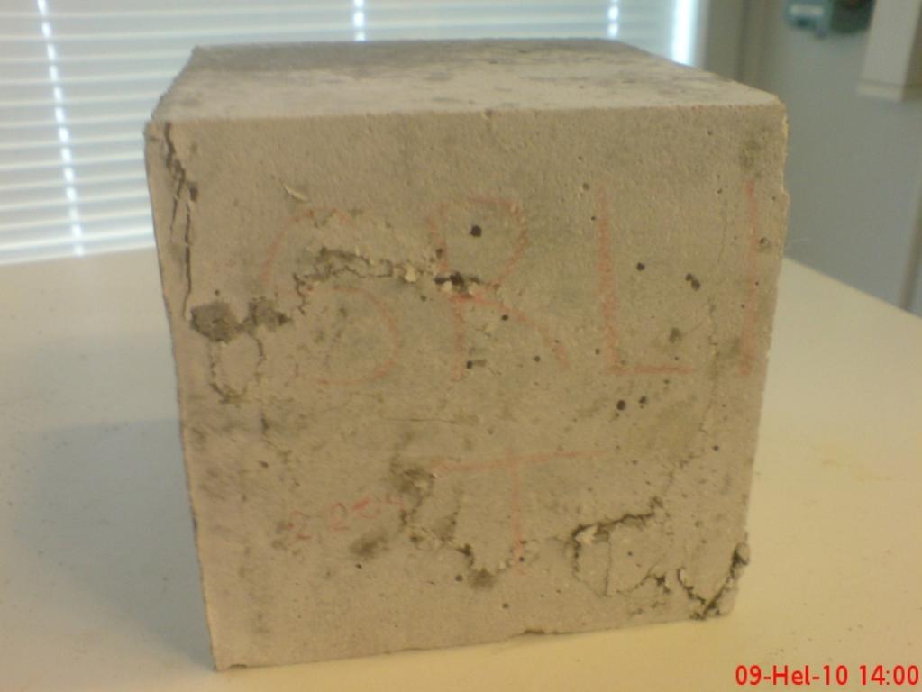 Kuva 4 Tyypillisesti murtunut puristuskoekappale (SRL 60/6/RH betoni) Koekuutiosta ei vielä tässä erässä ole havaittavissa tärinästä aiheutuvia epätasaisuuksia.