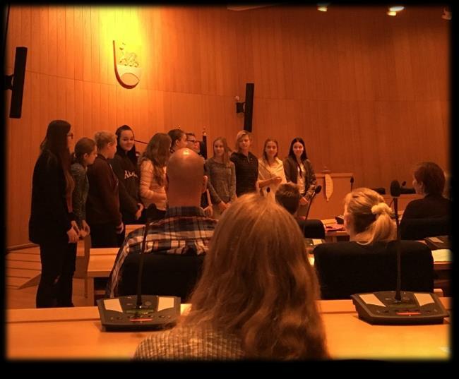 2016 Valtuustosalissa. Koulujen oppilaskuntien ja nuorisovaltuuston edustajat toivat parlamenttitilaisuudessa tietoa mitä Heinolassa on hyvin ja mitä tulisi kehittää.