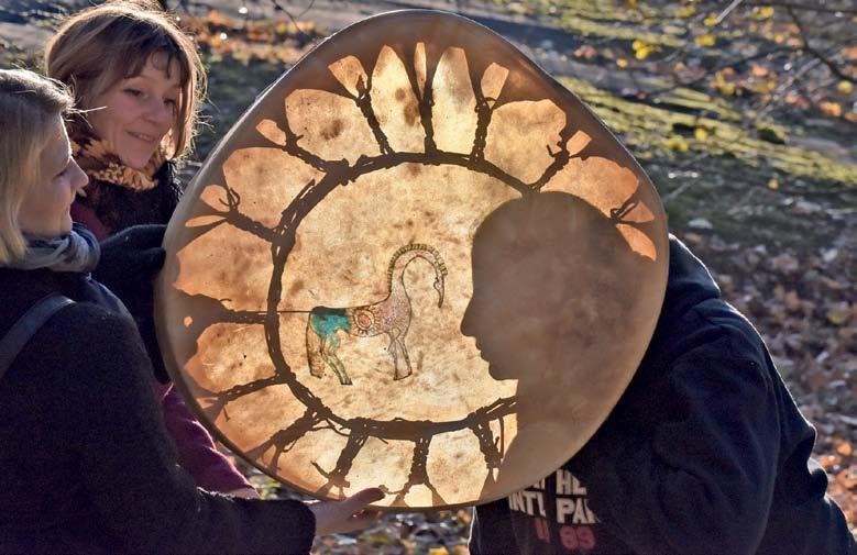 Näyttely esittelee romanien vanhoja ja uusia ammatteja, valokuvia ja perinnekäsitöitä sekä historiaa että nykypäivän todellisuutta. Esillä on myös Elviira Davidowin ja Matti Pekosen taidetta.