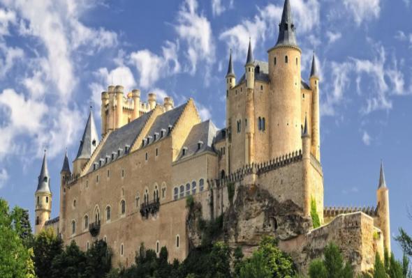 Euroopan viimeisimpiä goottilaistyylisiä rakennuksia on Segovian Katedraali, Santa Maria de Segovia, jonka rakennustyöt aloitettiin 1525.
