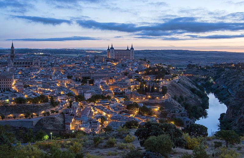 antiikan ajan viisaudet uudestaan sivistyneistön tietoisuuteen. Näkymä yli Toledon. Kaupungin goottilainen katedraali vasemmalla, Alcázarin linna oikealla. Aamiaisen jälkeen noin klo 10.