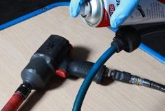 SIZE 32699 Aerosol 500 ml CRC UNDERBODY COATING PRO äänieristysmassa bitumipohjainen elastinen eristekerros 400µm vaimentaa äänet tehokkaasti