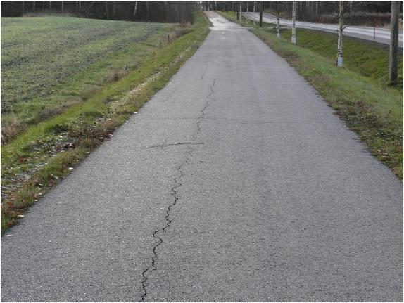 21 Porrastuman ollessa 1cm tulee halkeama inventoida pituushalkeamaksi. Kevyen liikenteen väylien vaurioinventointiohjeessa (2009, 17-18) on kuvan 7 mukaiset vertailukuvat määrittelyä helpottamaan.