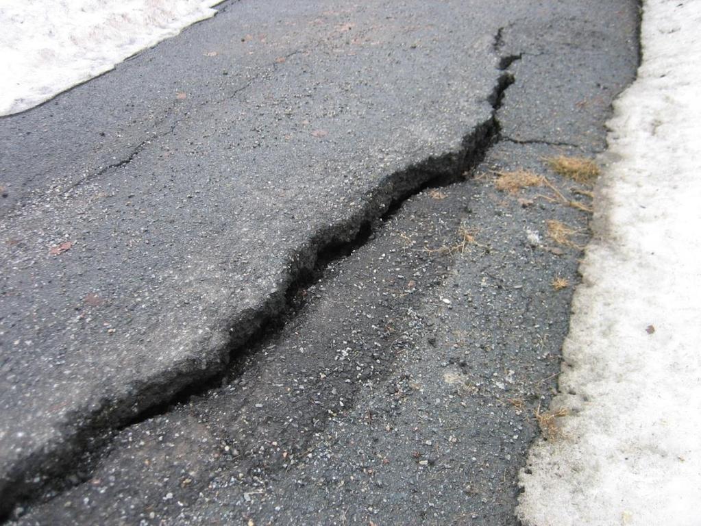 64 KUVA 24. Porrastunut pituushalkeama, teräsverkon käyttö edellyttäisi päällysteen poistamista ja rakenteiden uusimista. (Kuva: Kasari 2011) 6.3.