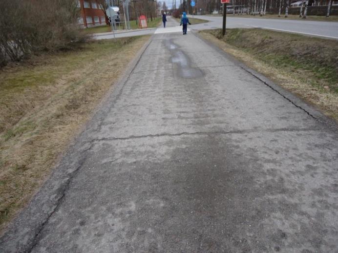 66 rantamisen suunnittelu 2005, 51.) Kuvassa 27 on esimerkki tapauksesta, missä teräsverkko on asennettu liian lähelle pintaa eikä sitä ole ulotettu vaatimusten mukaisesti tien leveyssuunnassa.