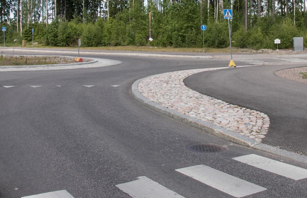 Yhtiön sijainti on mitä parhain perheen sporttisimmille jäsenille, sillä naapuritontilta löytyvät leikkipuiston lisäksi jalkapallo-, tennis- ja koripallokentät.