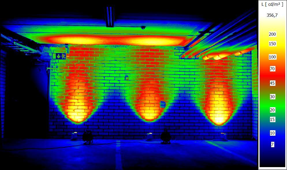 33 valaistua todellista kohdetta ja nähdään, miltä tietty luminanssitaso näyttää ympäristössä. Luminansseja voidaan mitata myös suoraan viereisistä taloista.